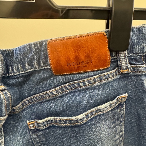 Mousy vintage denim. Great fit. Holes. Taper at bottom slightly boyfriend style - Picture 4 of 7